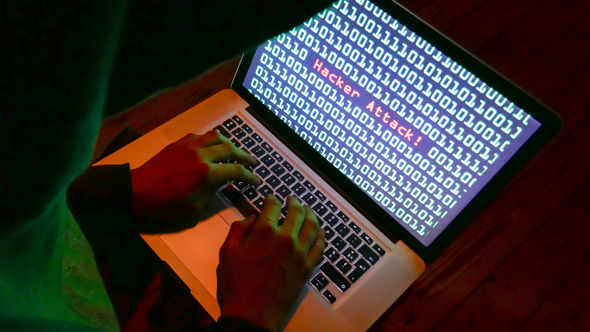 Symbolbild: Mensch sitzt vor einem Rechner, auf dem Bildschirm zu sehen: "Hacker Attack!" Symbolbild: Mensch sitzt vor einem Rechner, auf dem Bildschirm zu sehen: "Hacker Attack!"