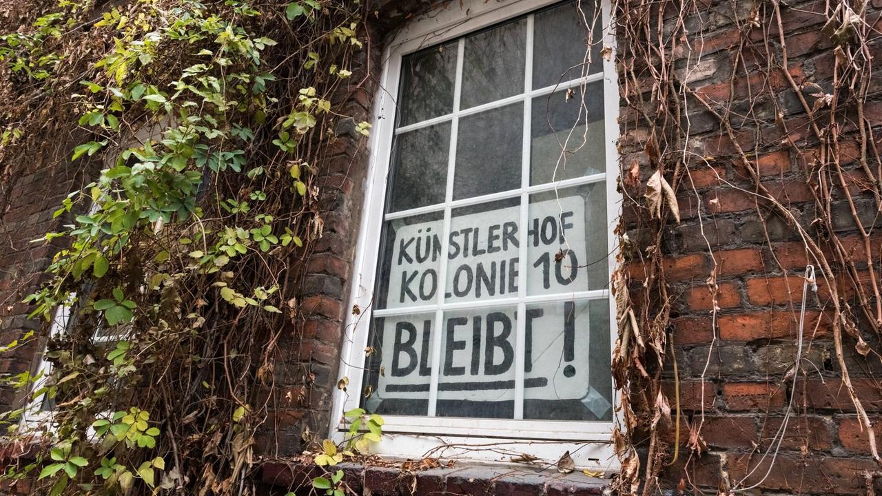 "Künstlerhof Kolonie 10 bleibt!", steht auf einem Schild während der Abrissarbeiten der Garagen im Dezember 2018. "Künstlerhof Kolonie 10 bleibt!", steht auf einem Schild während der Abrissarbeiten der Garagen im Dezember 2018.