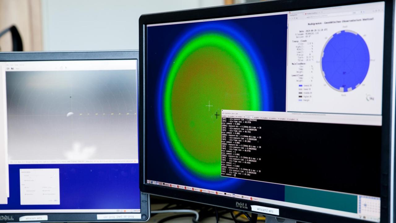 Auf zwei Monitoren im Geodätisches Observatorium Wettzell sieht man die schematische Darstellung des Mondes und die Abstandberechnungen Auf zwei Monitoren im Geodätisches Observatorium Wettzell sieht man die schematische Darstellung des Mondes und die Abstandberechnungen