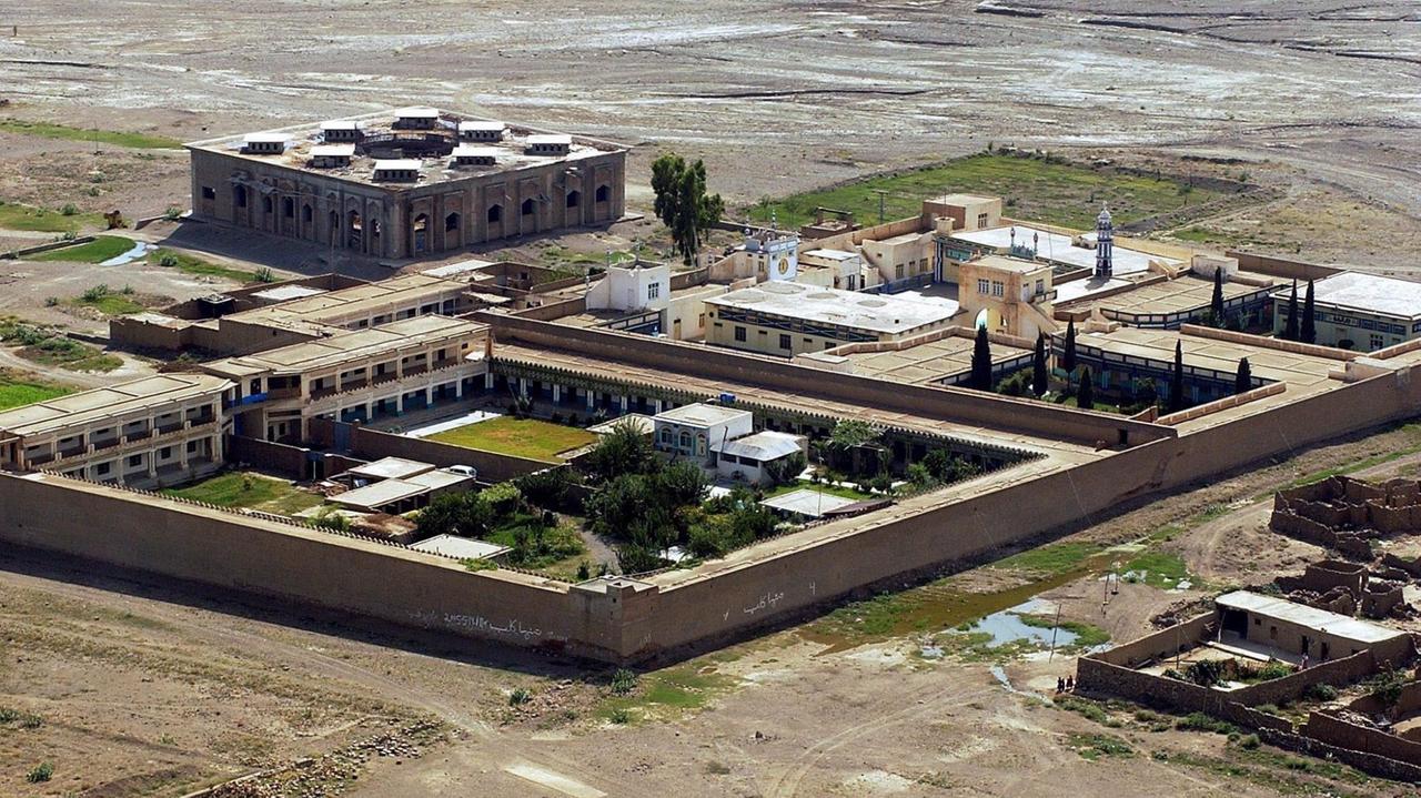 Luftaufnahme auf die mit Mauern begrenzte Schule Madrassa Jamia Haqqania.