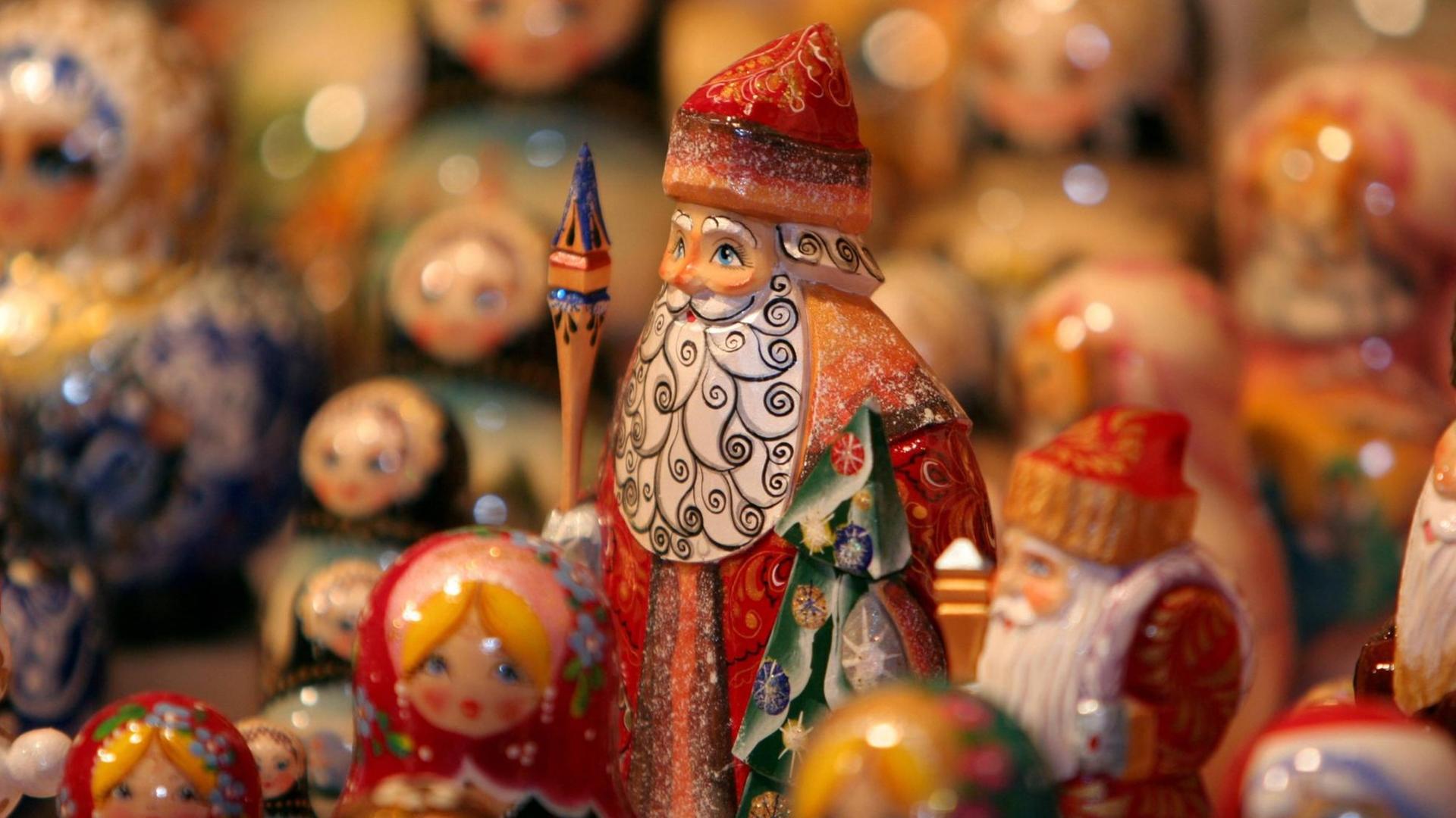 Traditionelle russische Weihnachtsfiguren in Nahaufnahme.
