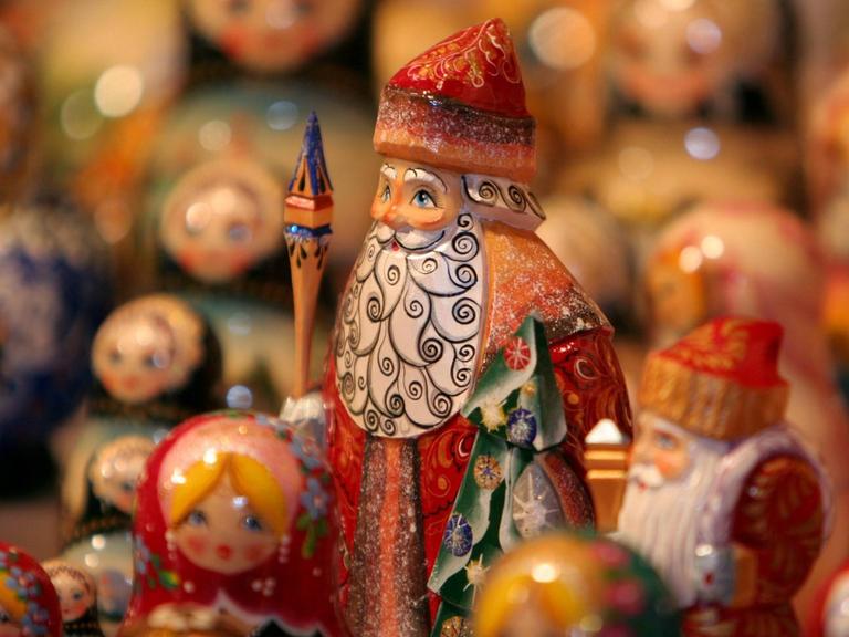 Traditionelle russische Weihnachtsfiguren in Nahaufnahme.
