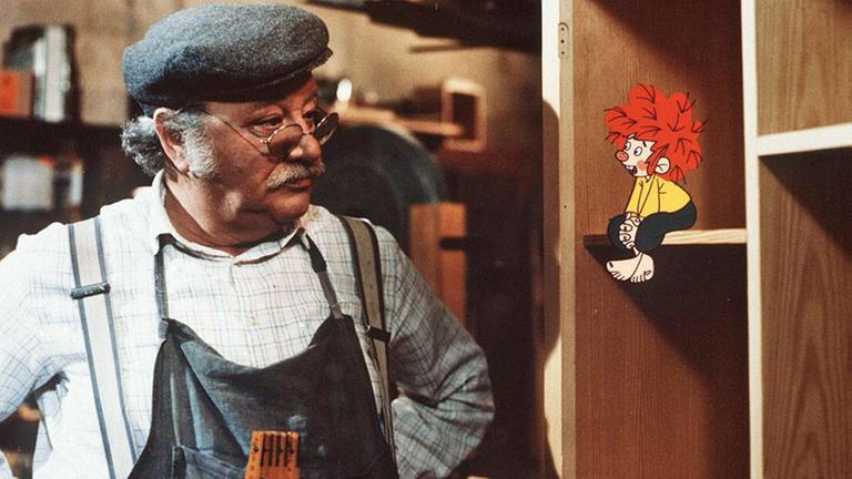Szene aus der Fernsehserie MEISTER EDER UND SEIN PUMUCKL: Pumuckl sitzt in einem Schrank und wird von Meister Eder ausgeschimpft. Szene aus der Fernsehserie MEISTER EDER UND SEIN PUMUCKL: Pumuckl sitzt in einem Schrank und wird von Meister Eder ausgeschimpft.