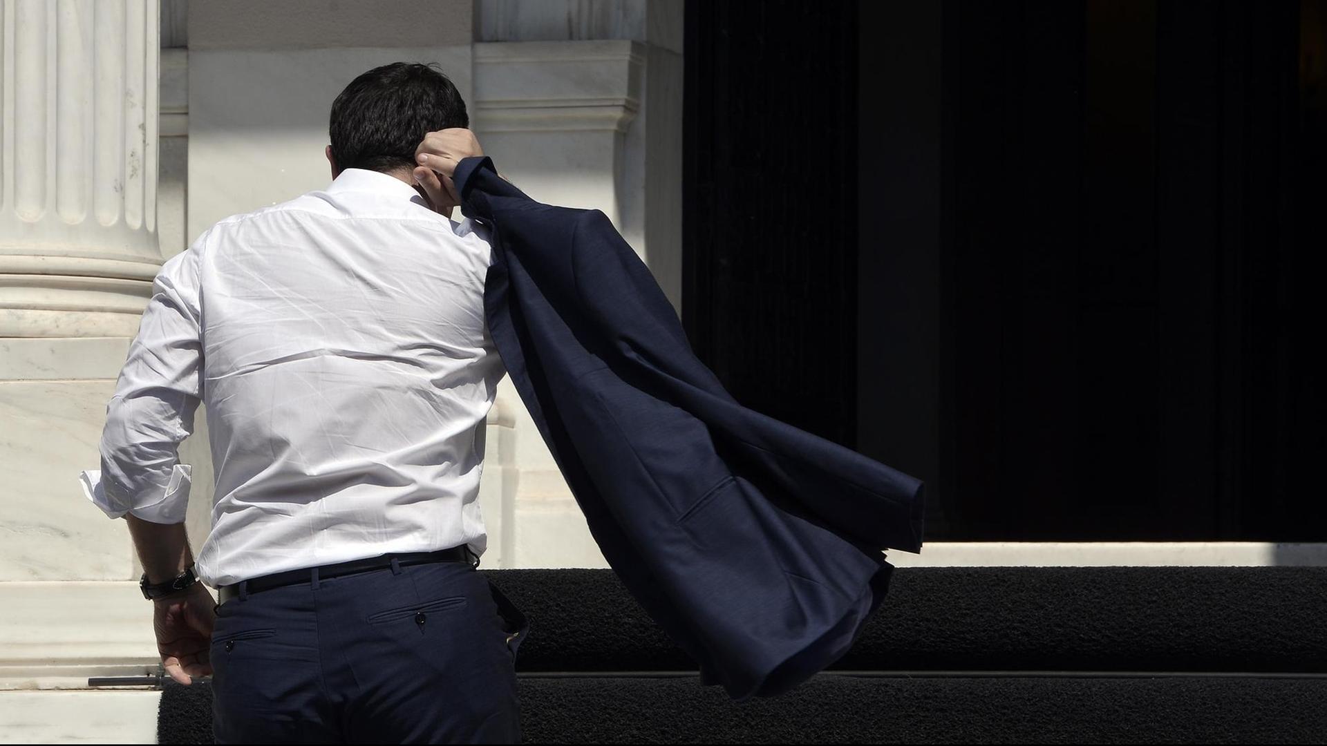 Der griechische Ministerpräsident Alexis Tsipras betritt seinen Amtssitz. Der griechische Ministerpräsident Alexis Tsipras betritt seinen Amtssitz.