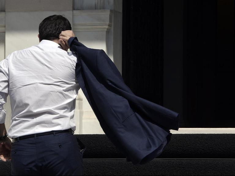 Der griechische Ministerpräsident Alexis Tsipras betritt seinen Amtssitz.