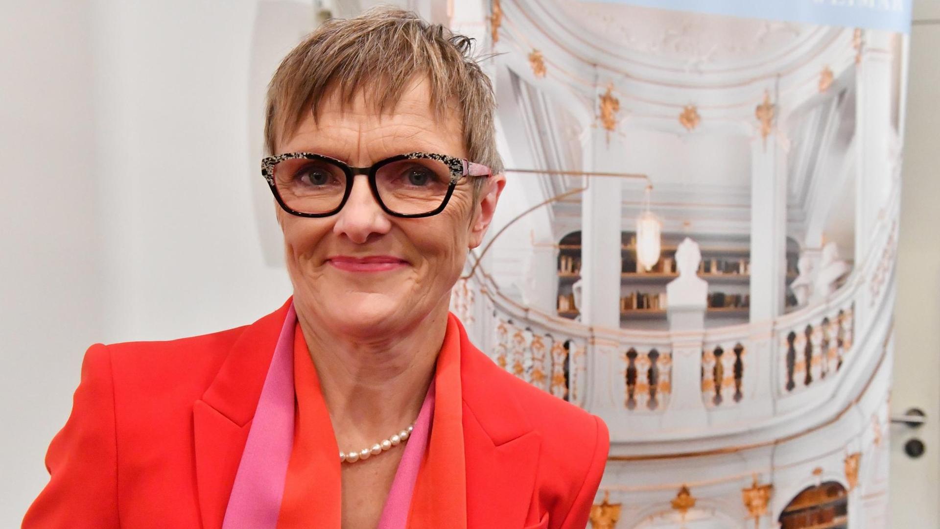 Ulrike Lorenz, im November 2018 noch Mannheimer Kunsthallen-Chefin, wird auf einer Pressekonferenz als erste Frau an der Spitze der Klassik Stiftung Weimar vorgestellt. Der Stiftungsrat wählte die 55-Jährige am selben Tag einstimmig zur neuen Präsidentin. Ulrike Lorenz, im November 2018 noch Mannheimer Kunsthallen-Chefin, wird auf einer Pressekonferenz als erste Frau an der Spitze der Klassik Stiftung Weimar vorgestellt. Der Stiftungsrat wählte die 55-Jährige am selben Tag einstimmig zur neuen Präsidentin.