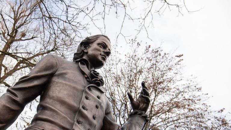 Eine Skulptur des Künstlers Waldemar Schröder, die Friedrich Hölderlin darstellt, steht vor Bäumen. Eine Skulptur des Künstlers Waldemar Schröder, die Friedrich Hölderlin darstellt, steht vor Bäumen.