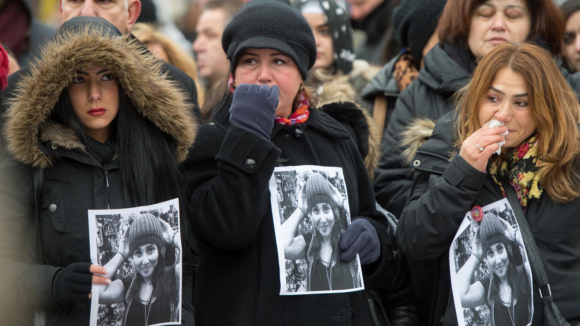 Demonstranten nehmen an einer Kundgebung zum Gedenken an die Studentin Tugce teil. Demonstranten nehmen an einer Kundgebung zum Gedenken an die Studentin Tugce teil.