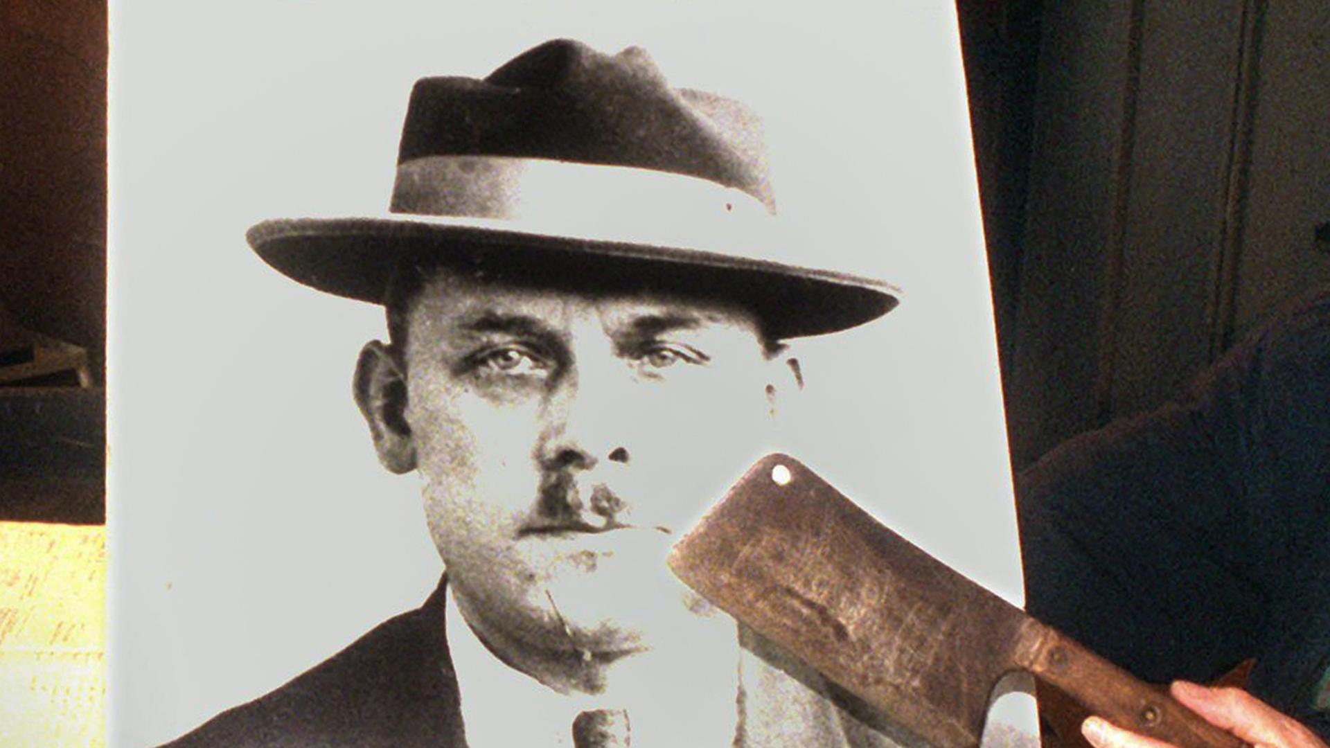 Das vermutliche "Original-Hackebeil" des Massenmörders Fritz Haarmann aus Hannover wird in einer musealen Polizei-Wachstube in Hameln vor einem Porträtfoto von Haarmann präsentiert. Durch das unglaubliche Ausmaß an Brutalität und Grausamkeit ist der Kriminalfall Haarmann in die Kriminalgeschichte eingegangen. Das vermutliche "Original-Hackebeil" des Massenmörders Fritz Haarmann aus Hannover wird in einer musealen Polizei-Wachstube in Hameln vor einem Porträtfoto von Haarmann präsentiert. Durch das unglaubliche Ausmaß an Brutalität und Grausamkeit ist der Kriminalfall Haarmann in die Kriminalgeschichte eingegangen.