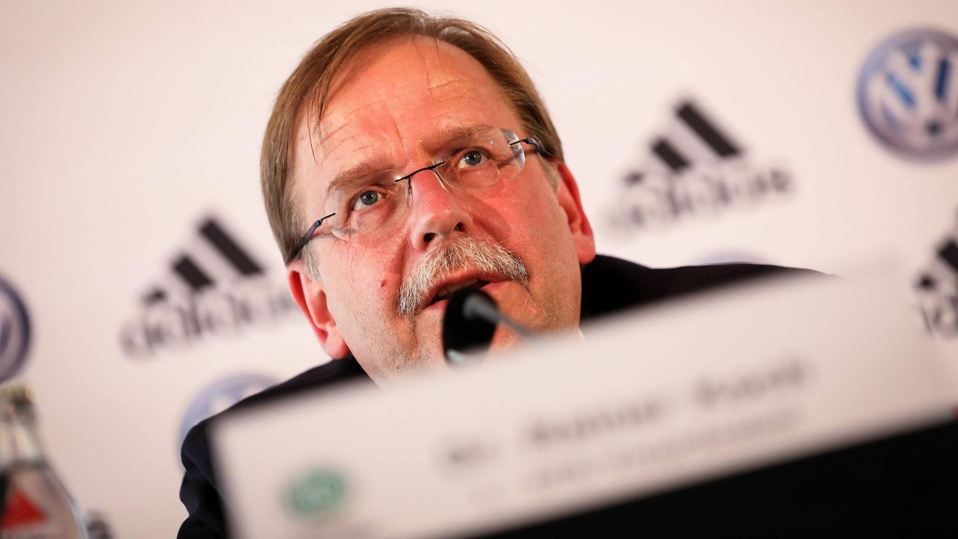 DFB-Vizepräsident Rainer Koch bei einer Pressekonferenz. DFB-Vizepräsident Rainer Koch bei einer Pressekonferenz.