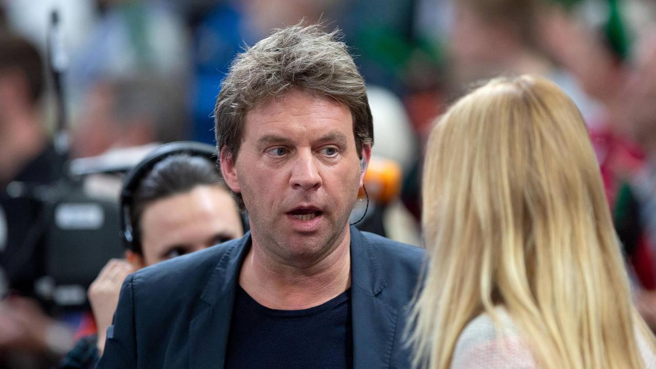 ZDF-Reporter Lars Ruthemann am 13.04.2019 beim DHB-Qualifikationsspiel Deutschland vs. Polen im Gerry-Weber-Stadion in Halle, Westfalen. ZDF-Reporter Lars Ruthemann am 13.04.2019 beim DHB-Qualifikationsspiel Deutschland vs. Polen im Gerry-Weber-Stadion in Halle, Westfalen.