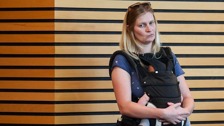 Die Landtagsabgeordnete Madeleine Henfling (Grüne) in Thüringen mit ihrem Baby Die Landtagsabgeordnete Madeleine Henfling (Grüne) in Thüringen mit ihrem Baby