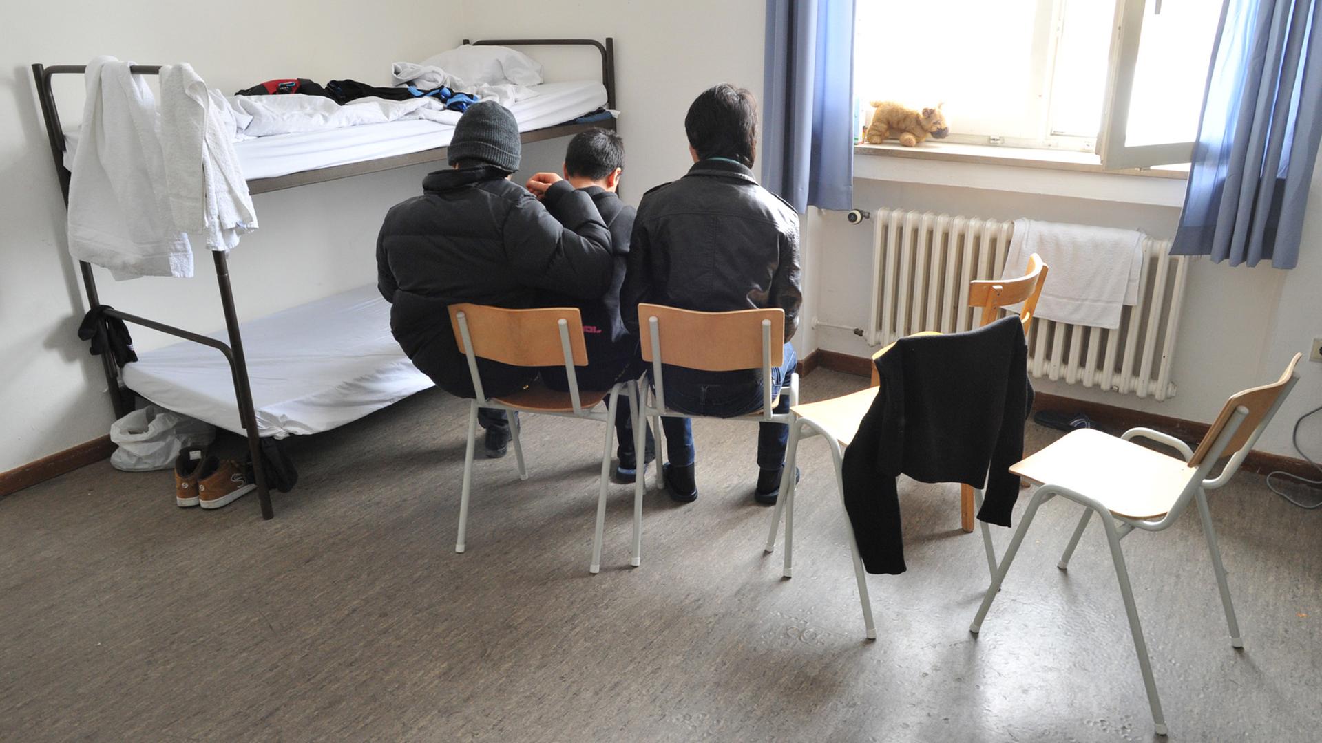 Jugendliche, sogenannte "unbegleitete minderjährige Flüchtlinge (umF)" halten in ihrem Zimmer eines Asylbewerberheims in München auf.