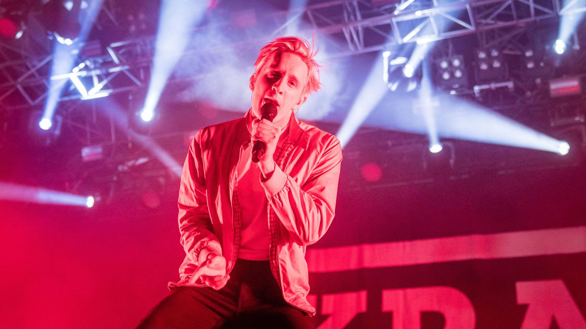Kraftklub Sänger Felix Brummer singt mit seiner Chemnitzer Band Kraftklub vor tausenden begeisterten Fans bei den Filmnächten am Elbufer. Kraftklub Sänger Felix Brummer singt mit seiner Chemnitzer Band Kraftklub vor tausenden begeisterten Fans bei den Filmnächten am Elbufer.