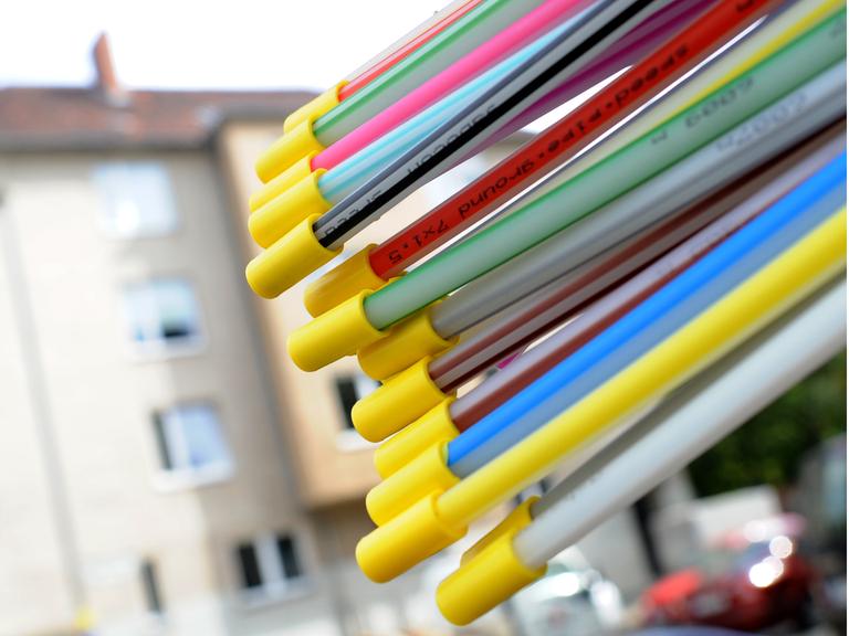Einzelne Glasfaserkabel der Deutschen Telekom, aufgenommen bei Verlegearbeiten in Hannover.