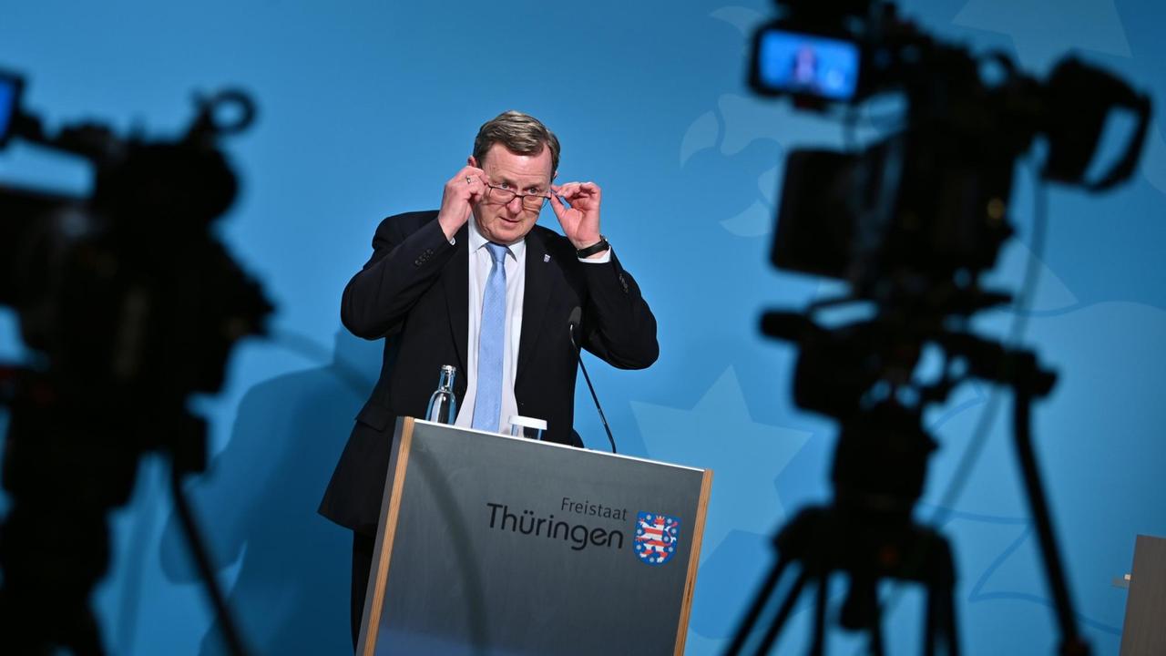 Bodo Ramelow (Die Linke), Ministerpräsident von Thüringen auf einer Pressekonferenz. Bodo Ramelow (Die Linke), Ministerpräsident von Thüringen auf einer Pressekonferenz.