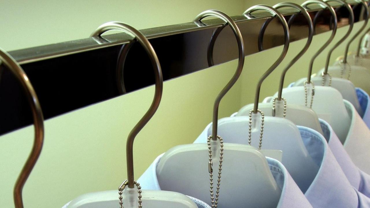 Oberhemden in einem Geschäft für gehobene Herrenbekleidung hängen auf Kleiderbügeln Oberhemden in einem Geschäft für gehobene Herrenbekleidung hängen auf Kleiderbügeln