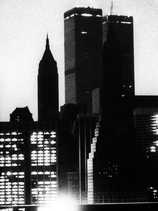 Die schwarz-weiße Silhouette New Yorks mit nur wenigen beleuchteten Fenstern: Nur wenige Notbeleuchtungen funktionierten in der heißen Sommernacht des 14. Juli 1977, als ein gigantischer Stromausfall New Yorks Lichter ausgehen ließ.