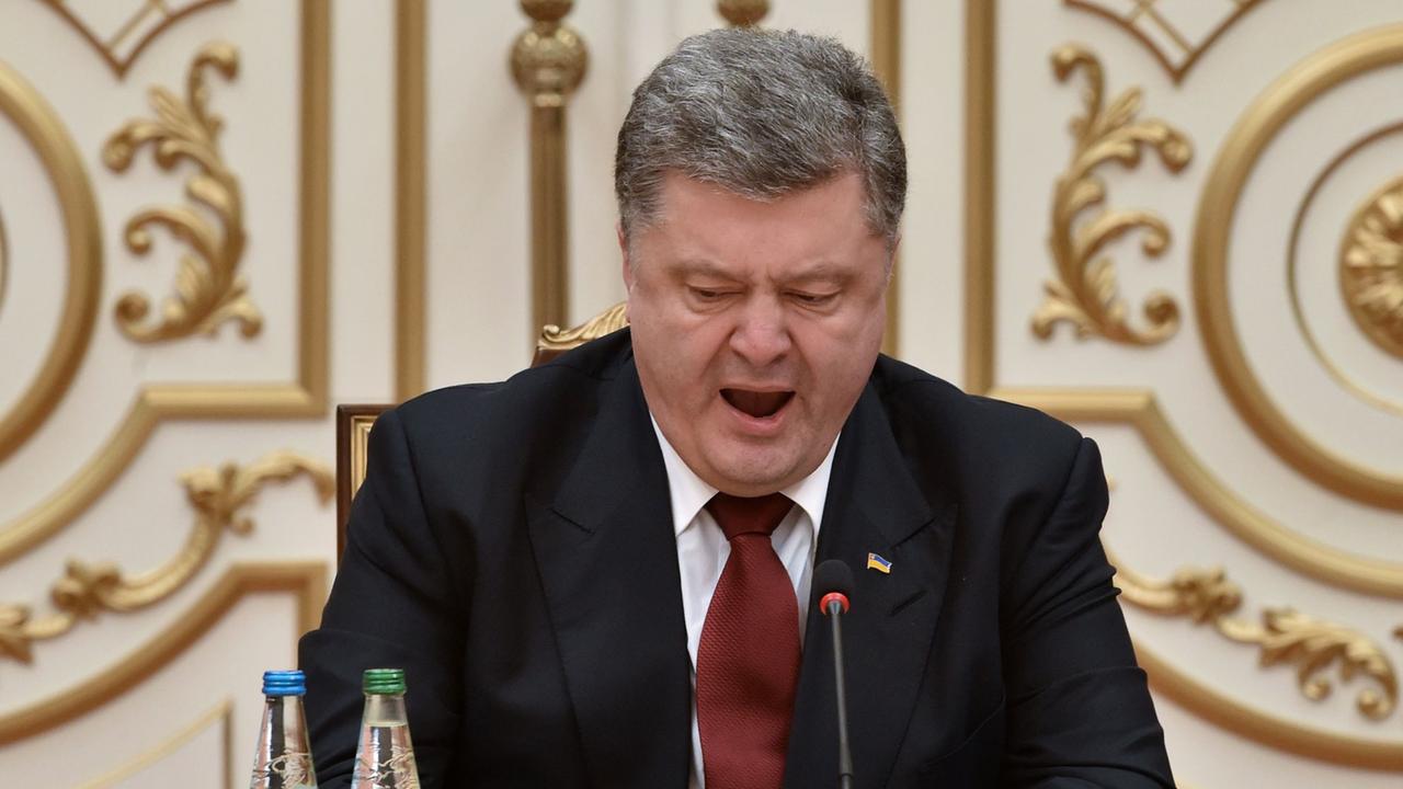 Der ukrainische Präsident Petro Poroschenko ist bei den nächtlichen Gesprächen in Minsk über eine Befriedung der Ost-Ukraine sichtlich müde. Der ukrainische Präsident Petro Poroschenko ist bei den nächtlichen Gesprächen in Minsk über eine Befriedung der Ost-Ukraine sichtlich müde.