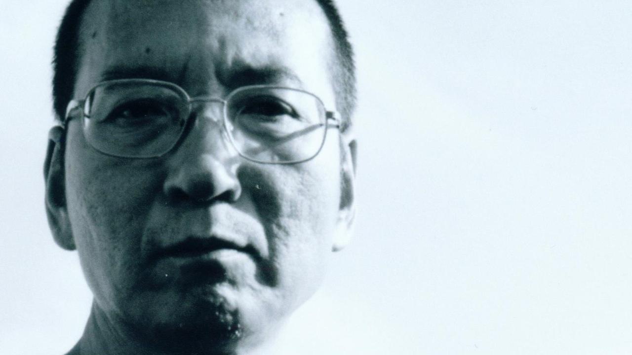 Ein undatiertes schwarz-weiß-Bild zeigt den inhaftierten chinesischen Dissidenten und Bürgerrechtler Liu Xiaobo.
