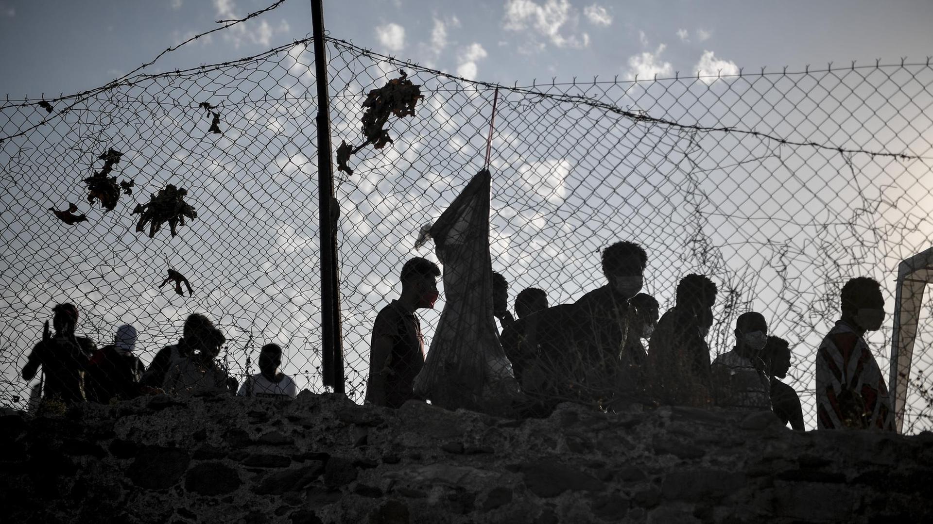Geflüchtete und Migranten müssen sich im neu errichteten Flüchtlingslager auf Lesbos neu registrieren, 12.09.2020 Geflüchtete und Migranten müssen sich im neu errichteten Flüchtlingslager auf Lesbos neu registrieren, 12.09.2020