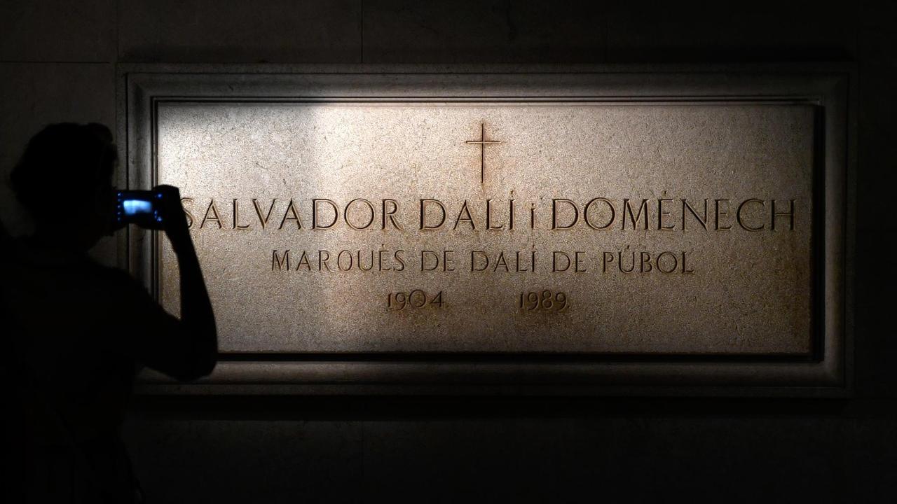 Der Grabstein von Salvador Dali im Theater-Museum Dali in Figueras.