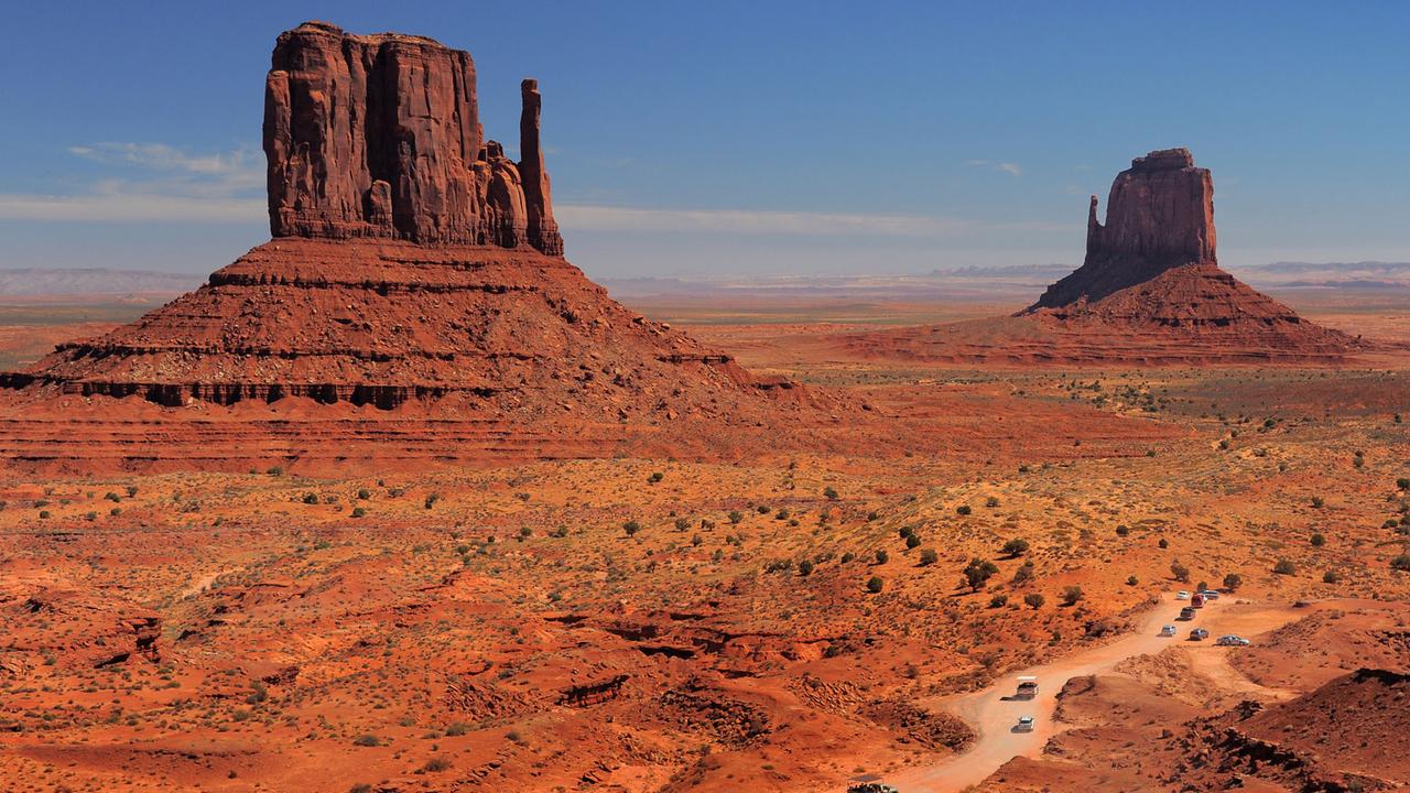 Der Monument Valley Navajo Tribal Park im Norden von Arizona gehört neben dem Grand Canyon zu den bekanntesten Touristenzielen im Südwesten der USA. Der Monument Valley Navajo Tribal Park im Norden von Arizona gehört neben dem Grand Canyon zu den bekanntesten Touristenzielen im Südwesten der USA.