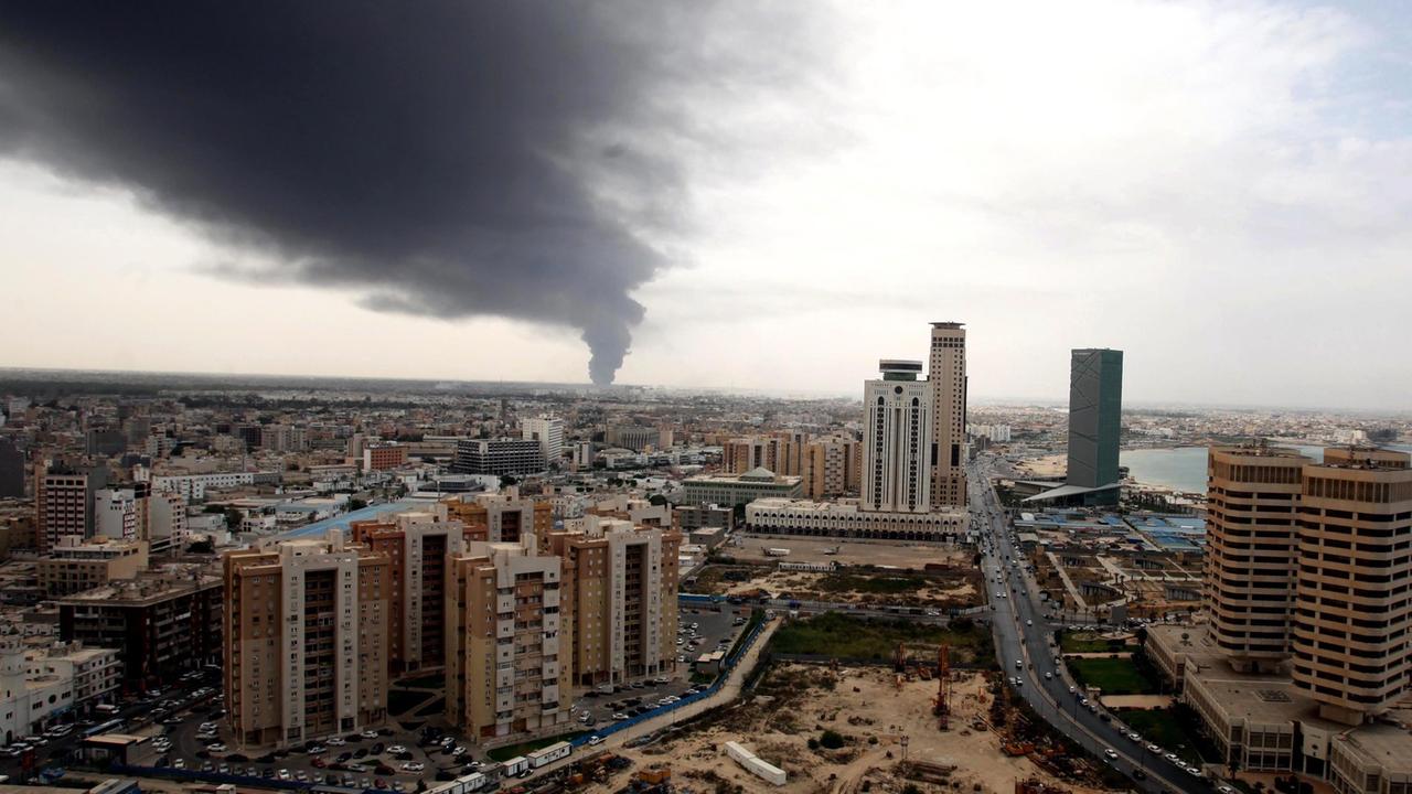 Inmitten der schweren Kämpfe in Libyen, hier Tripolis, hat das neue Parlament seine Arbeit aufgenommen. Inmitten der schweren Kämpfe in Libyen, hier Tripolis, hat das neue Parlament seine Arbeit aufgenommen.