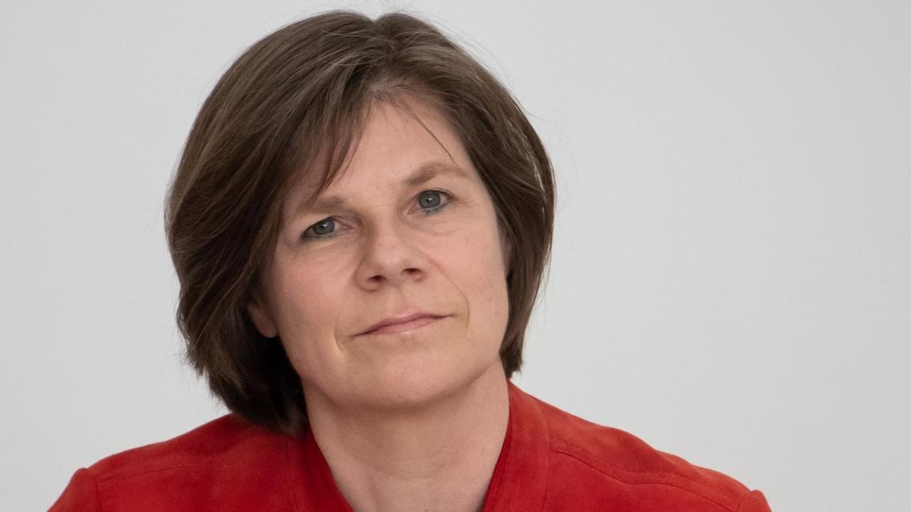20.03.2020, Bayern, München: Ulrike Protzer, Direktorin des Instituts für Virologie an der TUM und am Helmholtz Zentrum München, nimmt an einer Pressekonferenz der bayerischen Universitätskliniken teil. Bayern will in der Corona-Krise die Zahl der Intensivbetten an Unikliniken von 600 auf 1200 verdoppeln und Pfleger aus der Rente zurückholen. Foto: Sven Hoppe/dpa | Verwendung weltweit 20.03.2020, Bayern, München: Ulrike Protzer, Direktorin des Instituts für Virologie an der TUM und am Helmholtz Zentrum München, nimmt an einer Pressekonferenz der bayerischen Universitätskliniken teil. Bayern will in der Corona-Krise die Zahl der Intensivbetten an Unikliniken von 600 auf 1200 verdoppeln und Pfleger aus der Rente zurückholen. Foto: Sven Hoppe/dpa | Verwendung weltweit