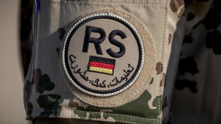 Schulterpatch der Nato-Mission Resolute Support auf der Uniform eines Bundeswehrsoldaten im Feldlager Camp Marmal