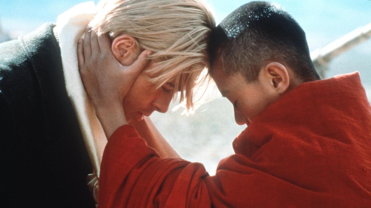 Szene aus dem Kinofilm "Sieben Jahre in Tibet"mit Brad Pitt als österreichischem Bergsteiger Heinrich Harrer (l) hier Stirn an Stirn mit Jamyang Wangchuk als dem jungen Dalai Lama. Regisseur Jean-Jacques Annaud erzählt in seinem Film von den Erlebnissen Harrers in Tibet. Szene aus dem Kinofilm "Sieben Jahre in Tibet"mit Brad Pitt als österreichischem Bergsteiger Heinrich Harrer (l) hier Stirn an Stirn mit Jamyang Wangchuk als dem jungen Dalai Lama. Regisseur Jean-Jacques Annaud erzählt in seinem Film von den Erlebnissen Harrers in Tibet.