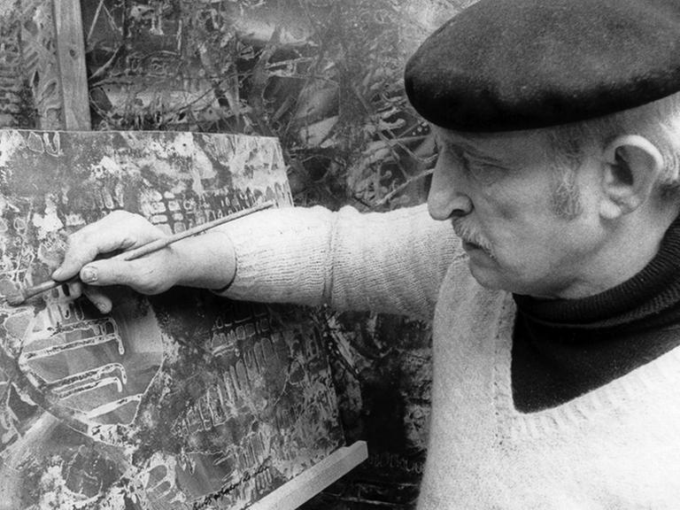 Werner Schubert steht mit Baskenmütze an der Staffelei und malt