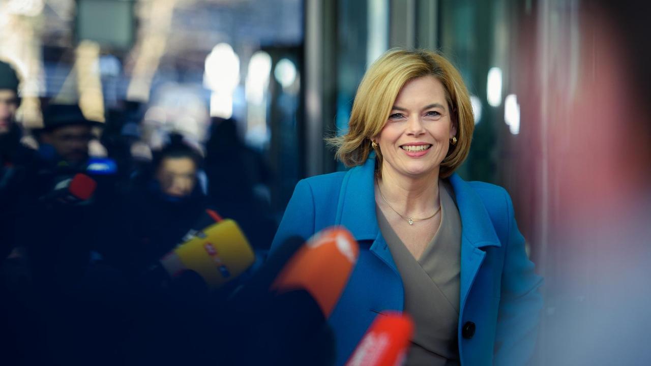 Julia Klöckner, Vorsitzende der CDU Rheinland-Pfalz, kommt während der Koalitionsverhandlungen von CDU, CSU und SPD aus der SPD-Parteizentrale, dem Willy-Brandt-Haus
05.02.2018, Berlin Julia Klöckner, Vorsitzende der CDU Rheinland-Pfalz, kommt während der Koalitionsverhandlungen von CDU, CSU und SPD aus der SPD-Parteizentrale, dem Willy-Brandt-Haus
05.02.2018, Berlin