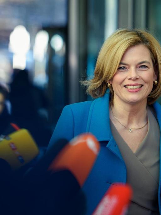 Julia Klöckner, Vorsitzende der CDU Rheinland-Pfalz, kommt während der Koalitionsverhandlungen von CDU, CSU und SPD aus der SPD-Parteizentrale, dem Willy-Brandt-Haus 05.02.2018, Berlin