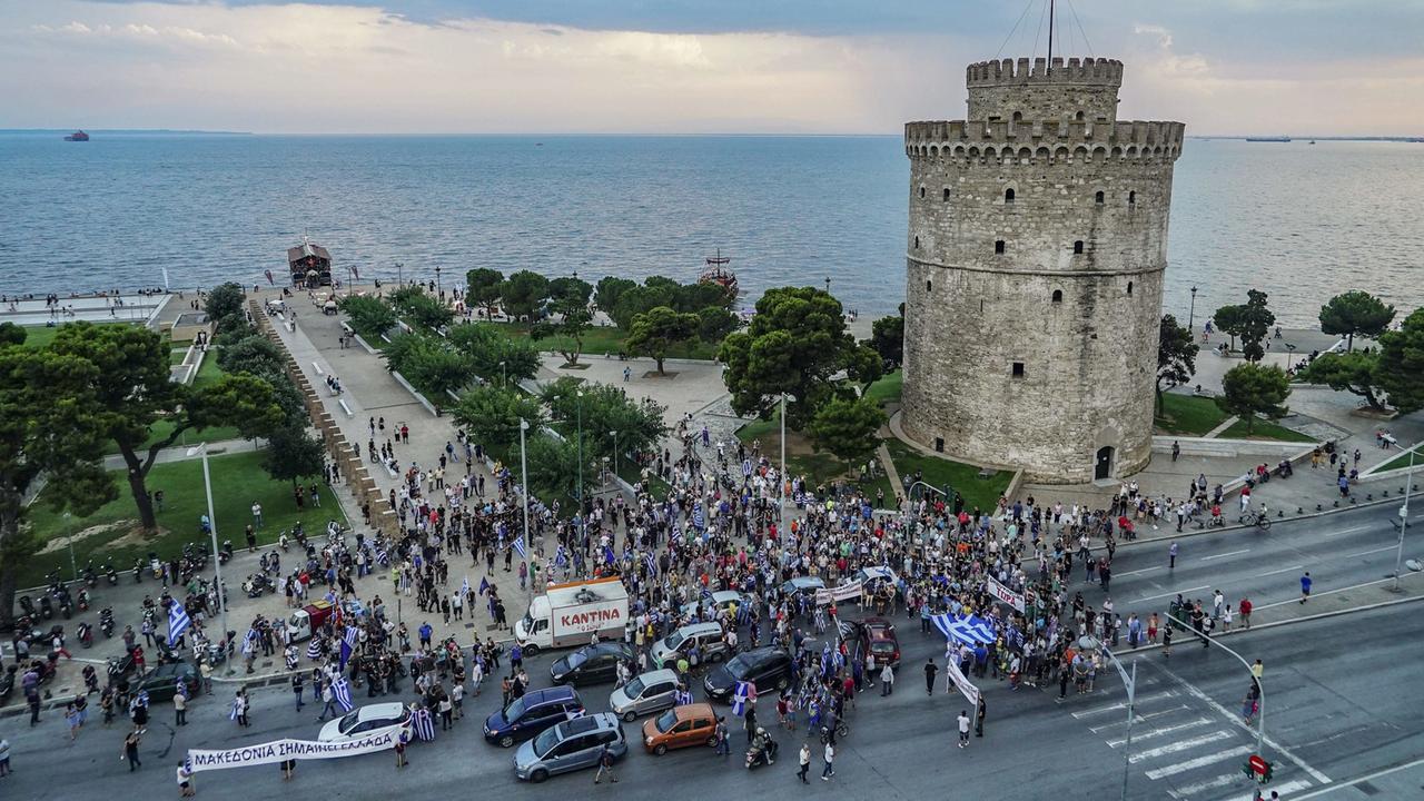 Nationalistische Gruppen demonstrieren am 4. Juli 2018 im griechischen Thessaloniki gegen die geplante Umbenennung des Nachbarstaates in "Nord-Mazedonien". Nationalistische Gruppen demonstrieren am 4. Juli 2018 im griechischen Thessaloniki gegen die geplante Umbenennung des Nachbarstaates in "Nord-Mazedonien".