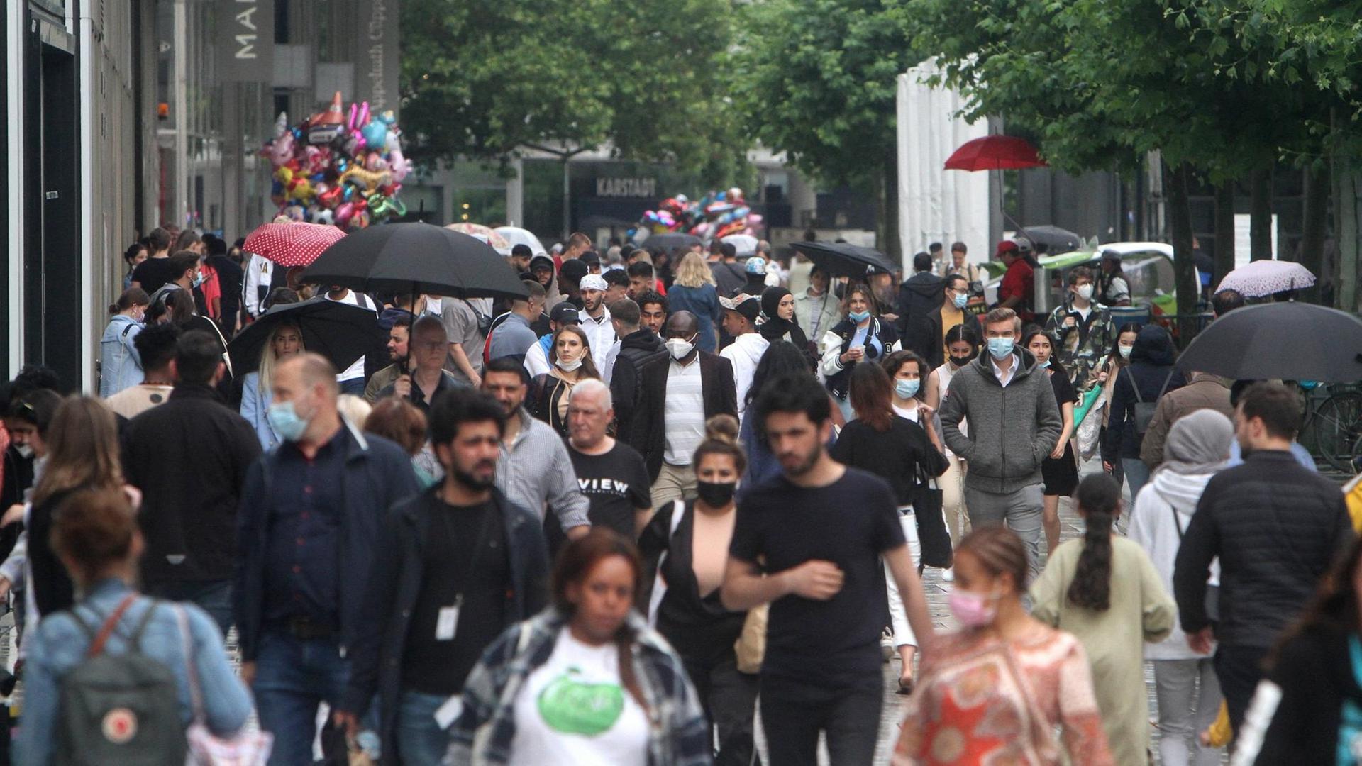 Nach den inzidenzbedingten Lockerungen und Wiedereröffnung der Geschäfte herrscht in der Einkaufsstraße und Fußgängerzone Zeil in der Innenstadt von Frankfurt wieder reger Andrang von Passanten Nach den inzidenzbedingten Lockerungen und Wiedereröffnung der Geschäfte herrscht in der Einkaufsstraße und Fußgängerzone Zeil in der Innenstadt von Frankfurt wieder reger Andrang von Passanten