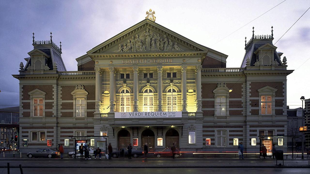ARCHIV - Das berühmte Concertgebouw (deutsch: Konzertgebäude) in Amsterdam (Archivfoto vom 10.08.2005). Das Gebäude gab dem Königlichen Concertgebouworchester den Namen, das von dem renommierten Klassik-Magazin "Gramophone" zum weltbesten Ensemble gewählt wurde. as Ranking wird an diesem Freitag (21.11.2008) in der Dezember-Ausgabe des britischen Fachmagazins veröffentlicht. Foto: Cees van Leeuwen +++(c) dpa - Report+++ | ARCHIV - Das berühmte Concertgebouw (deutsch: Konzertgebäude) in Amsterdam (Archivfoto vom 10.08.2005). Das Gebäude gab dem Königlichen Concertgebouworchester den Namen, das von dem renommierten Klassik-Magazin "Gramophone" zum weltbesten Ensemble gewählt wurde. as Ranking wird an diesem Freitag (21.11.2008) in der Dezember-Ausgabe des britischen Fachmagazins veröffentlicht. Foto: Cees van Leeuwen +++(c) dpa - Report+++ |