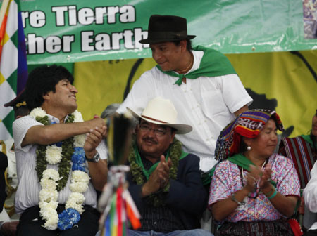 Evo Morales begrüßt einen Aktivisten der Kleinbauern-Vereinigung "La Via Campesina".