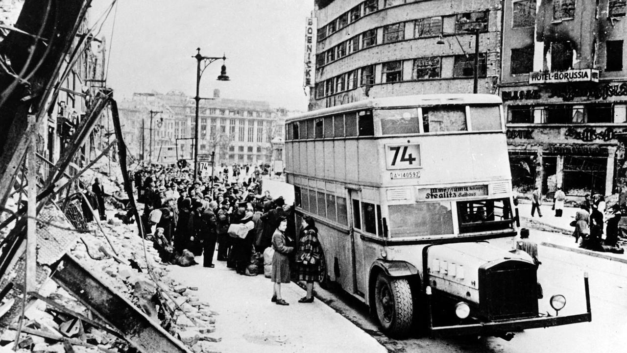 Blick auf einen Linienbus im zerstörten Berlin der Nachkriegszeit (undatiertes Archivbild von 1945). Blick auf einen Linienbus im zerstörten Berlin der Nachkriegszeit (undatiertes Archivbild von 1945).