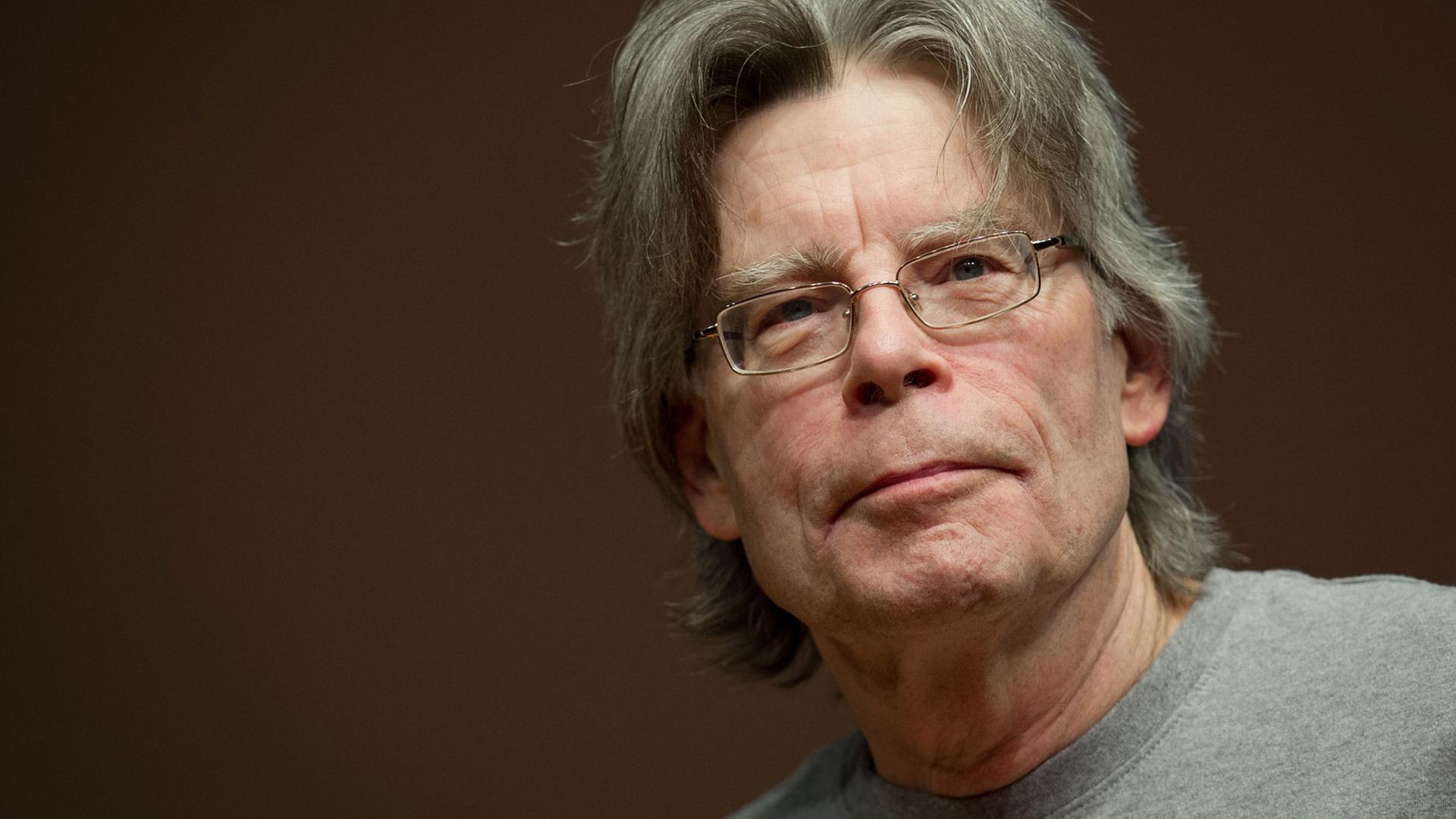 Der US-Bestsellerautor Stephen King steht am 20.11.2013 im Congress Centrum Hamburg (CCH) anlässlich der Vorstellung seines neuen Buches "Doctor Sleep" auf der Bühne. Foto: Maja Hitij/dpa | Verwendung weltweit Der US-Bestsellerautor Stephen King steht am 20.11.2013 im Congress Centrum Hamburg (CCH) anlässlich der Vorstellung seines neuen Buches "Doctor Sleep" auf der Bühne. Foto: Maja Hitij/dpa | Verwendung weltweit