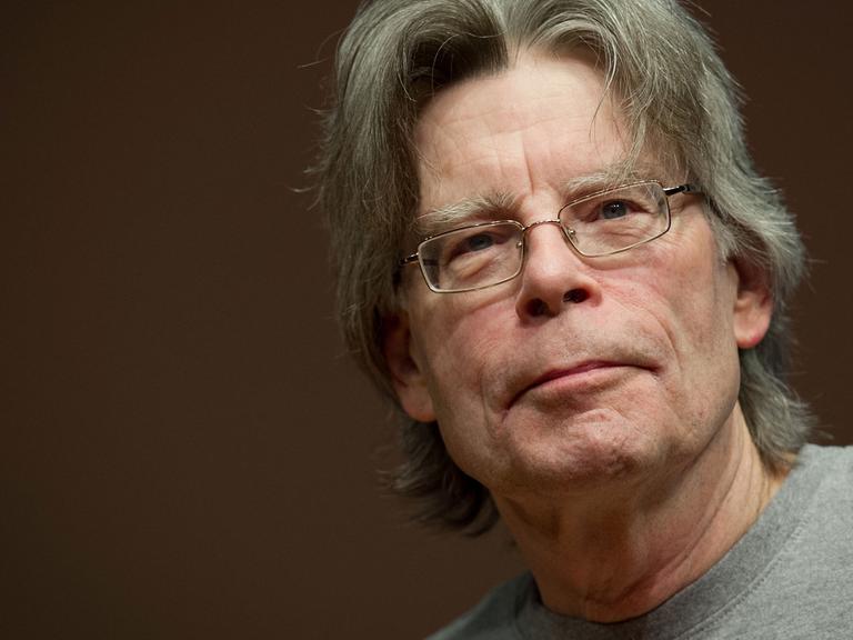 Der US-Bestsellerautor Stephen King steht am 20.11.2013 im Congress Centrum Hamburg (CCH) anlässlich der Vorstellung seines neuen Buches "Doctor Sleep" auf der Bühne. Foto: Maja Hitij/dpa | Verwendung weltweit