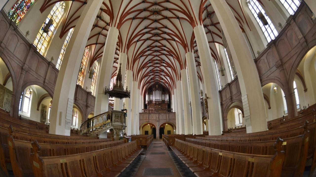 Blick vom Altarraum in die Kirche bis zur Orgel.