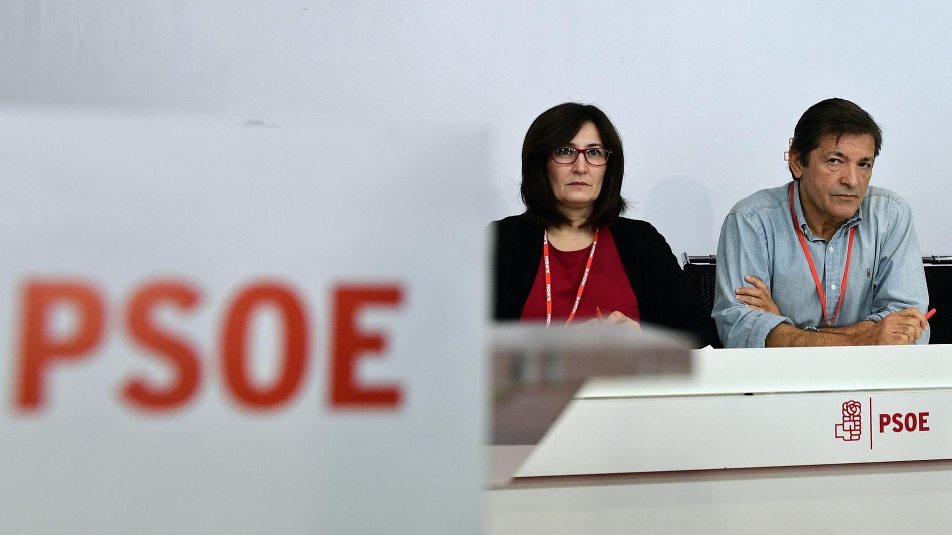 Der Generalsekretär der spanischen Sozialisten (PSOE), Javier Fernandez (r.), und weitere Mitglieder des Bundeskomitees der Partei beim Treffen am 23. Oktober 2016.