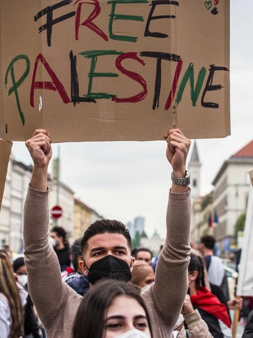 Menschen protestieren bei einer "Free Palestine"-Demonstration in München am 11. Mai 2021 gegen Israel