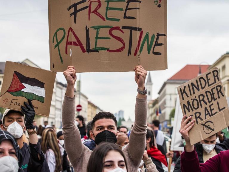 Menschen protestieren bei einer "Free Palestine"-Demonstration in München am 11. Mai 2021 gegen Israel