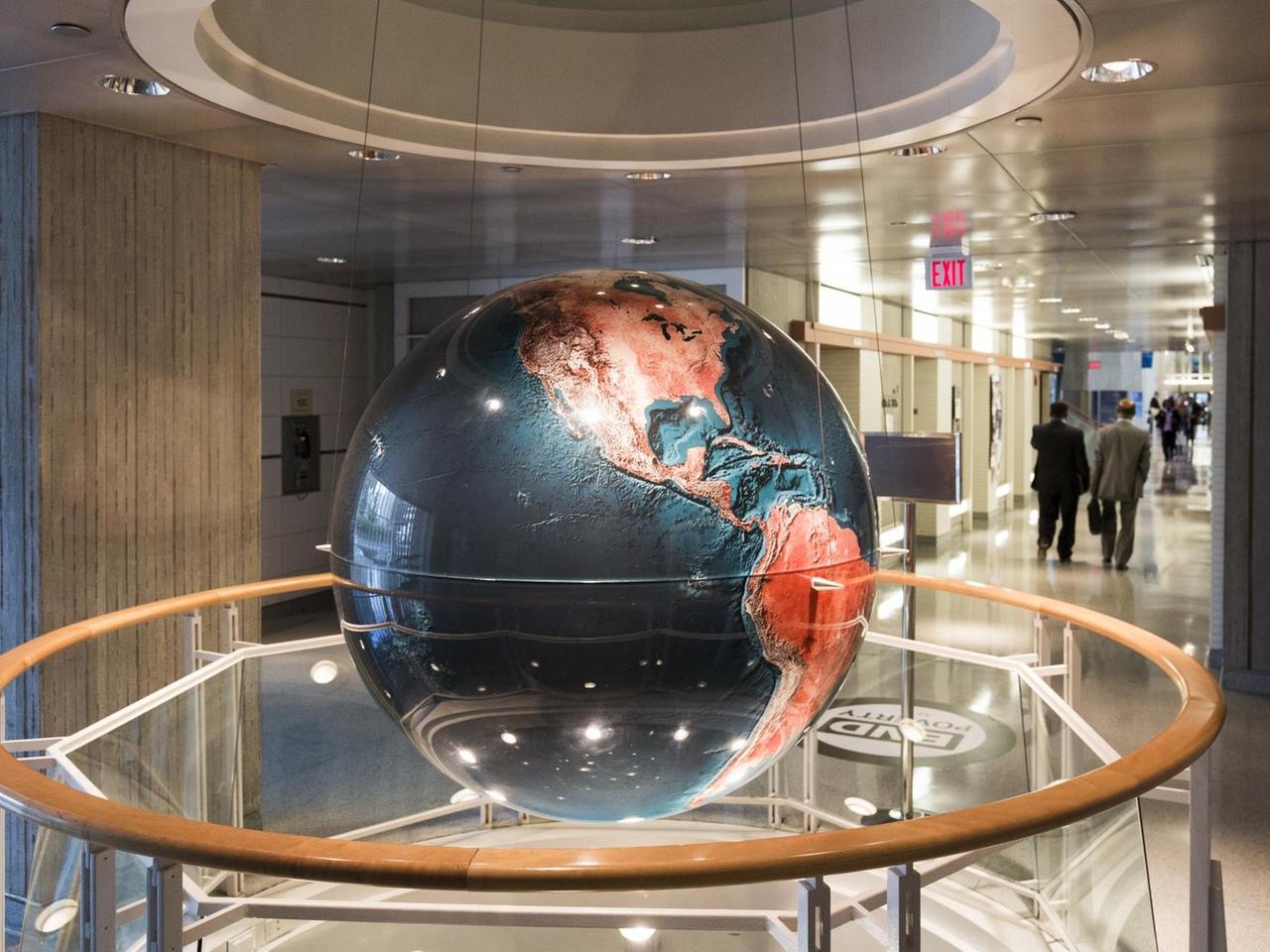 Globus, der in der Weltbank in Washington von der Decke hängt.
