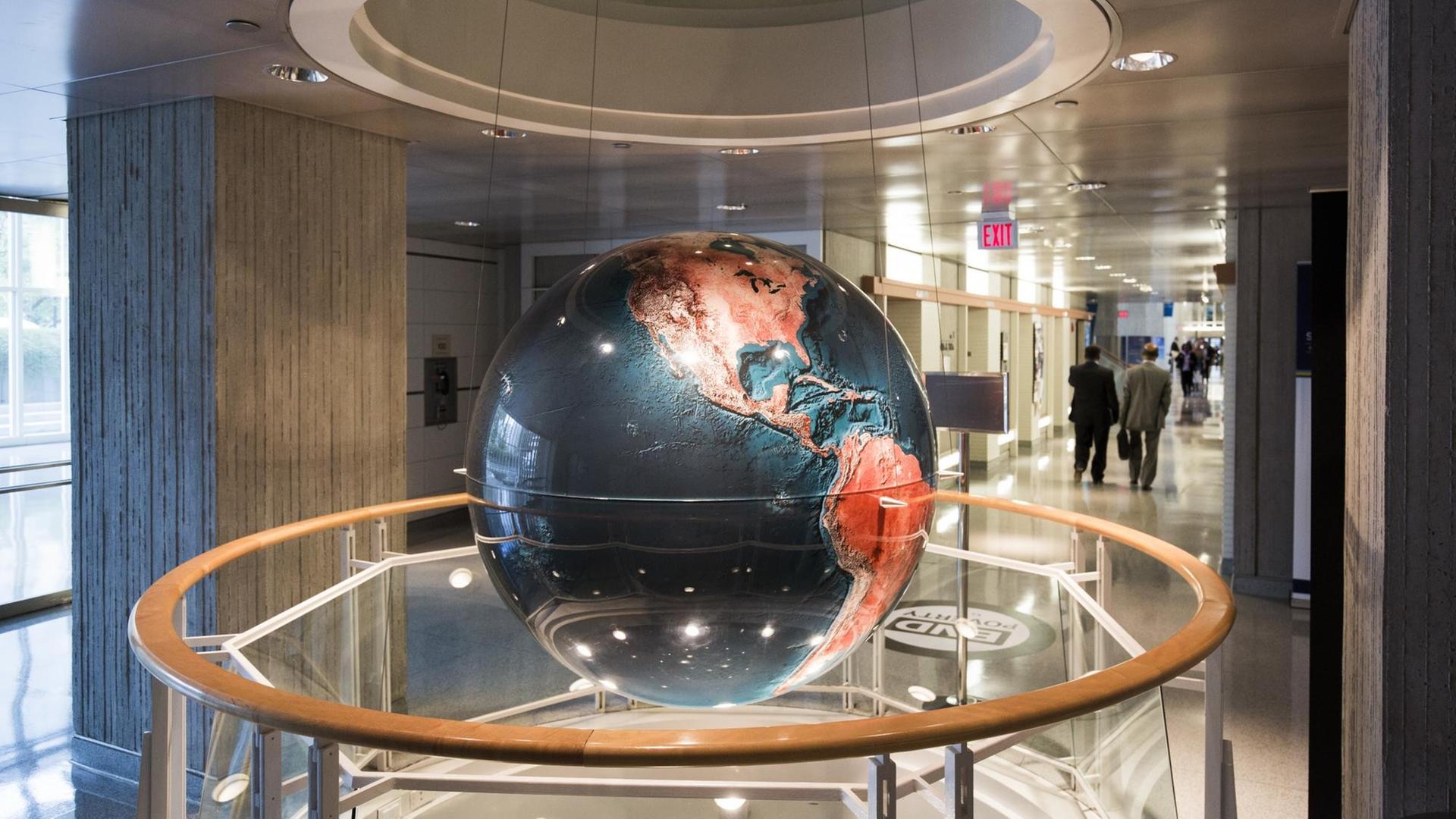 Globus, der in der Weltbank in Washington von der Decke hängt. Globus, der in der Weltbank in Washington von der Decke hängt.