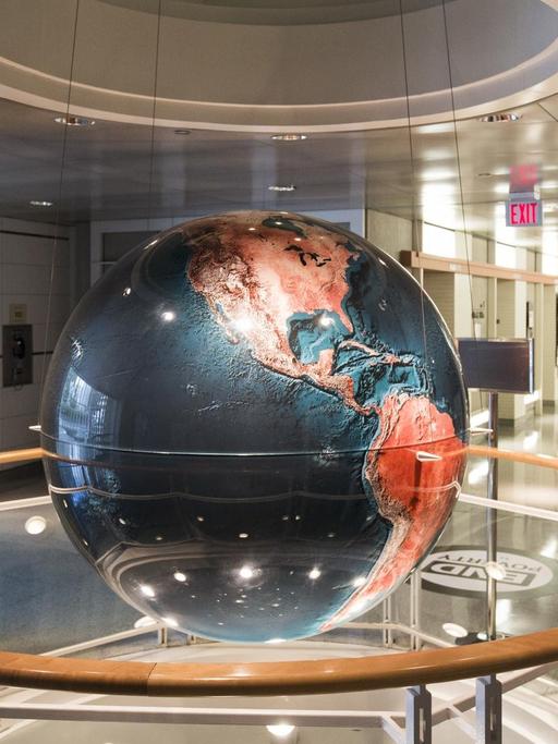 Globus, der in der Weltbank in Washington von der Decke hängt.
