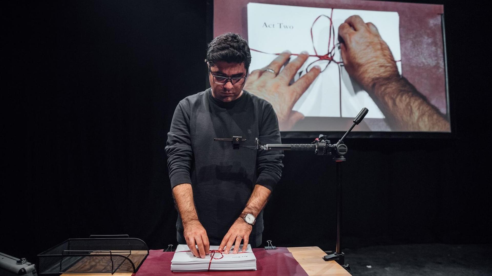 Szene aus dem Stück "Nassim" von Regisseur Nassim Soleimanpours. Szene aus dem Stück "Nassim" von Regisseur Nassim Soleimanpours.