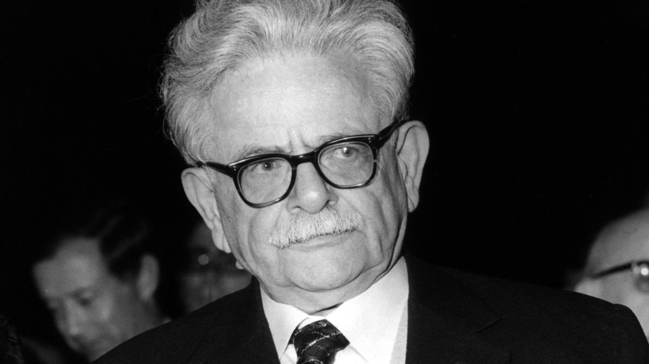 Elias Canetti, der deutschsprachige Schriftsteller bulgarischer Herkunft. Elias Canetti, der deutschsprachige Schriftsteller bulgarischer Herkunft.